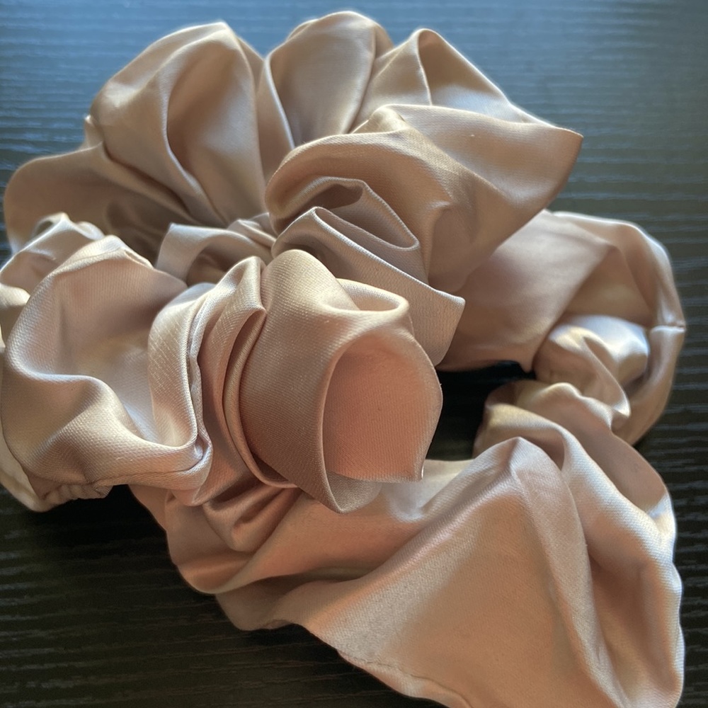 2 scrunchies